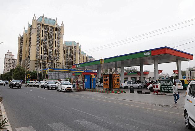 The CNG filling station near DLF Phase 5. Delays in CNG filling has been blamed for the traffic congestion outside pumping stations. (Parveen Kumar/HT PHOTO) The CNG filling station near DLF Phase 5. Delays in CNG filling has been blamed for the traffic congestion outside pumping stations. (Parveen Kumar/HT PHOTO)