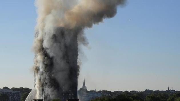 Smoke billows as firefighters deal with a serious fire in a tower block at Latimer Road in West London, Britain June 14, 2017. REUTERS/Toby Melville (Toby Melville / Reuters)