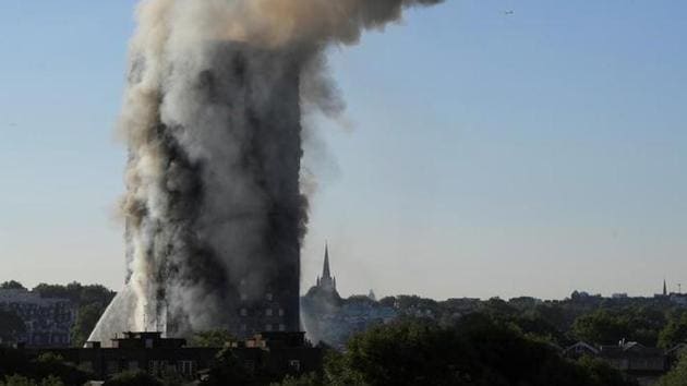 Smoke billows as firefighters deal with a serious fire in a tower block at Latimer Road in West London, Britain June 14, 2017. REUTERS/Toby Melville Smoke billows as firefighters deal with a serious fire in a tower block at Latimer Road in West London, Britain June 14, 2017. REUTERS/Toby Melville