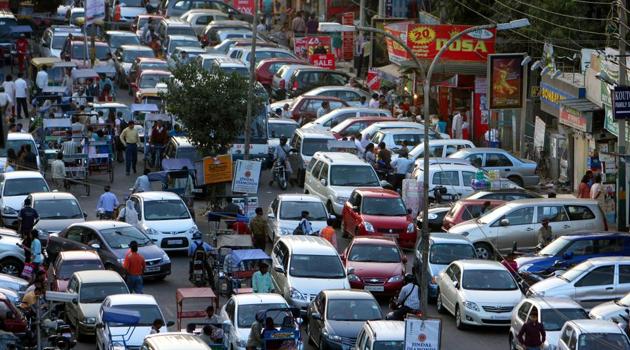 Delhi witnesses frequent traffic snarls, especially on the narrow roads of residential colonies, due to unplanned parking.(HT Photo) Delhi witnesses frequent traffic snarls, especially on the narrow roads of residential colonies, due to unplanned parking.(HT Photo)