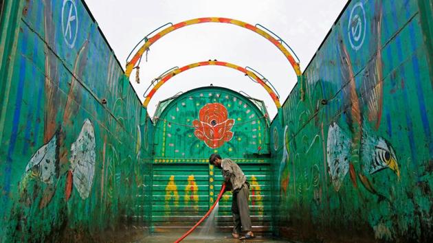 With Pakistan’s economy picking up speed and new roads opening up trade routes to China, truck art may soon find new admirers abroad. (Caren Firouz/REUTERS)