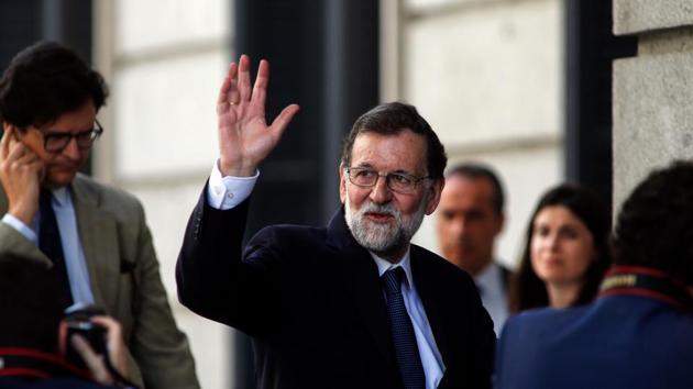 Spanish Prime Minister Mariano Rajoy waves as he arrives at the Congress of Deputies (Las Cortes) in Madrid on June 14, 2017 before a vote of no confidence tabled by the far-left Podemos to denounce a series of corruption scandals that have hit the Prime Minister's conservative party. (AFP Photo) Spanish Prime Minister Mariano Rajoy waves as he arrives at the Congress of Deputies (Las Cortes) in Madrid on June 14, 2017 before a vote of no confidence tabled by the far-left Podemos to denounce a series of corruption scandals that have hit the Prime Minister's conservative party. (AFP Photo)