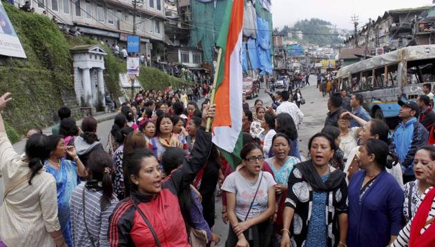 Members of Gorkha Janmukti Morcha during a strike in Darjeeling on Tuesday.(PTI) Members of Gorkha Janmukti Morcha during a strike in Darjeeling on Tuesday.(PTI)