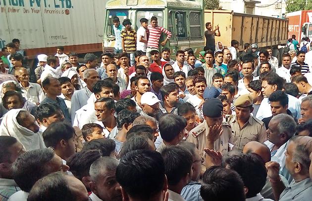 Traders enforce a road blockade in Farrukhnagar on Wednesday. (HT PHOTO) Traders enforce a road blockade in Farrukhnagar on Wednesday. (HT PHOTO)