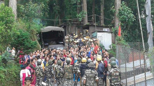 Confrontation between GJM supporters and police near GJM office where raids were conducted. (Bikram Sadhanker/HT Photo) Confrontation between GJM supporters and police near GJM office where raids were conducted. (Bikram Sadhanker/HT Photo)