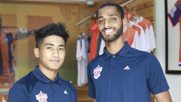 FC Pune captain Mohammed Yasir (L) with goalkeeper Anuj Kumar at FC Pune City’s store in Pune.(RAHUL RAUT/HT PHOTO)