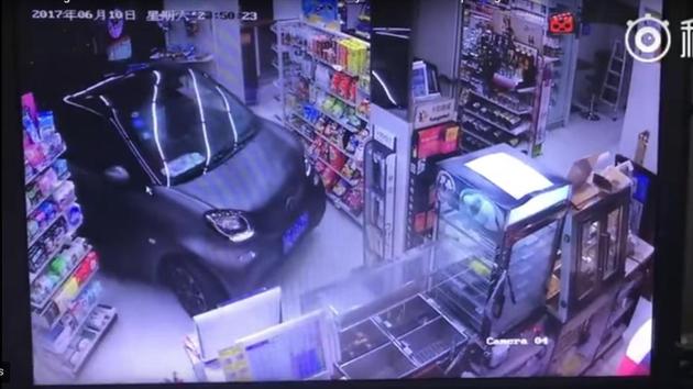 The man’s smooth manoeuvres were captured on the close circuit television (CCTV) camera of the store (Screengrab) The man’s smooth manoeuvres were captured on the close circuit television (CCTV) camera of the store (Screengrab)
