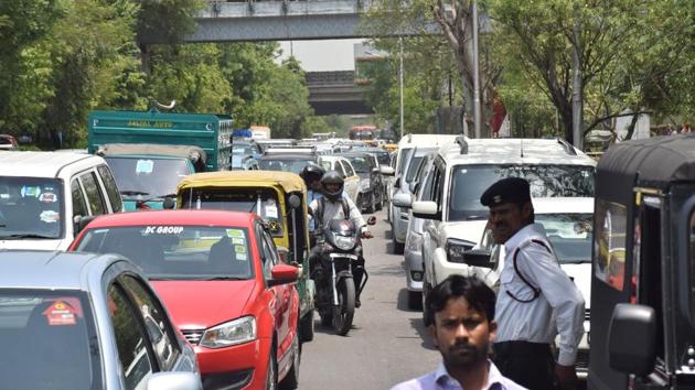 Congress workers block traffic in Noida to garland Babbar - Hindustan Times