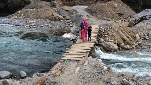 Numerous makeshift footbridges like the one above are yet to be replaced in the interior areas of the Kedarnath valley. (HT Photo) Numerous makeshift footbridges like the one above are yet to be replaced in the interior areas of the Kedarnath valley. (HT Photo)