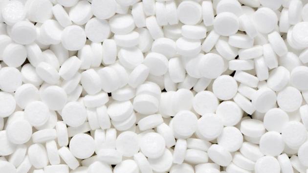 Roughly half of all adults 75 and over in the US and Europe take small daily doses of aspirin – ranging from 75 to 150 milligrams – or other clot-inhibiting drugs. (© Serg64) Roughly half of all adults 75 and over in the US and Europe take small daily doses of aspirin – ranging from 75 to 150 milligrams – or other clot-inhibiting drugs. (© Serg64)