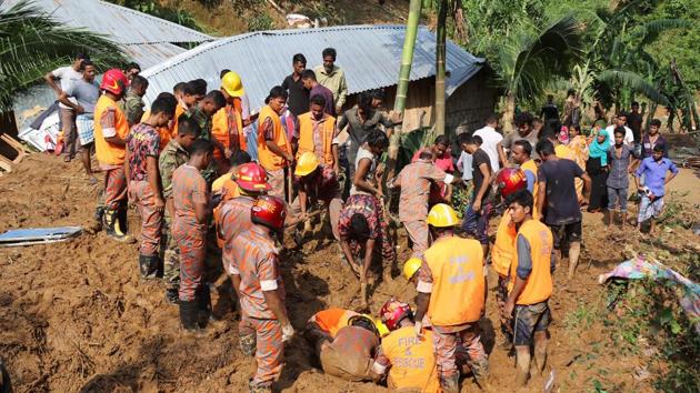 Bangladeshi firefighters search for bodies after a landslide in Rangamati on June 14, 2017. Rescue workers battled June 14 to reach victims of the worst landslides ever to hit Bangladesh, as the death toll rose to 146, with dozens more still missing. (AFP Photo) Bangladeshi firefighters search for bodies after a landslide in Rangamati on June 14, 2017. Rescue workers battled June 14 to reach victims of the worst landslides ever to hit Bangladesh, as the death toll rose to 146, with dozens more still missing. (AFP Photo)