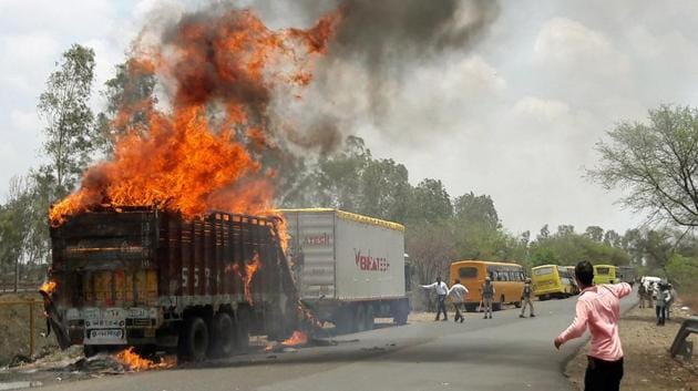 A truck burns during a farmers protest on a highway near Bhopal in Madhya Pradesh, June 9(REUTERS)