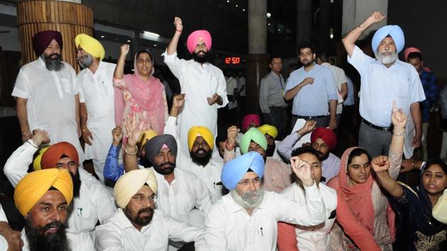 As AAP legislators demanded that Khaira’s motion be taken up, their slogans rented the air: “Land-sand mafia murdabad”, and other words that were expunged by the speaker. (Keshav Singh/HT) As AAP legislators demanded that Khaira’s motion be taken up, their slogans rented the air: “Land-sand mafia murdabad”, and other words that were expunged by the speaker. (Keshav Singh/HT)