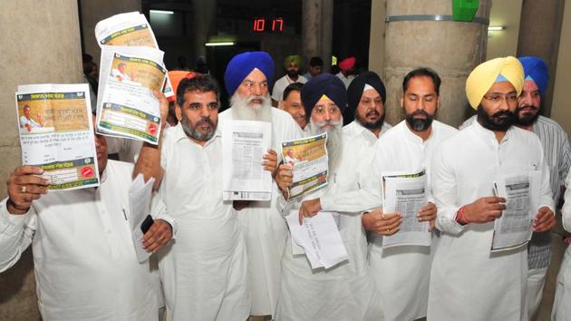 Akali leaders protesting outside Punjab Vidhan Sabha in Chandigarh on Thursday. (Keshav Singh/HT) Akali leaders protesting outside Punjab Vidhan Sabha in Chandigarh on Thursday. (Keshav Singh/HT)