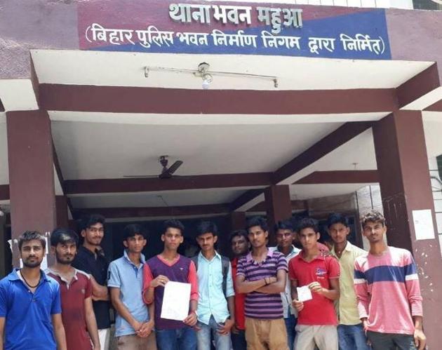 Youths outside Mahua police station in Bihar’s Vaishali district after lodging complaint against a trader for not accepting coins of small denomination. (HT photo) Youths outside Mahua police station in Bihar’s Vaishali district after lodging complaint against a trader for not accepting coins of small denomination. (HT photo)