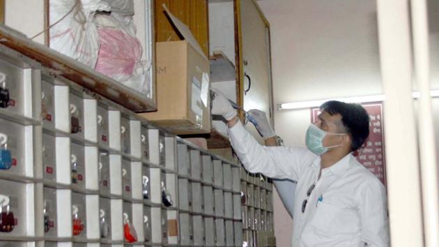 The culprits bore a hole through the wall of Punjab National Bank branch in Modi Nagar on June 10 and made off with valuables kept in 30 lockers inside the bank’s strongroom. (HT Photo) The culprits bore a hole through the wall of Punjab National Bank branch in Modi Nagar on June 10 and made off with valuables kept in 30 lockers inside the bank’s strongroom. (HT Photo)