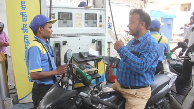 From Friday, petrol and diesel rates will be revised in sync with any movement in international oil rates.(HT File Photo)