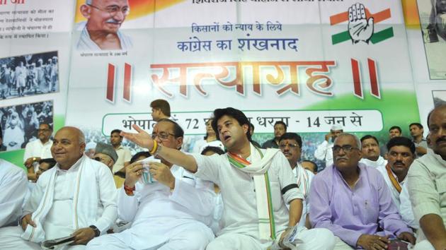 Congress leader Jyotiraditya Scindia on the second day of his 72 hour Satyagraha at TT Nagar Dussehra ground in Bhopal, India, on Thursday, June 15, 2017. (Mujeeb Faruqui/HT Photo) Congress leader Jyotiraditya Scindia on the second day of his 72 hour Satyagraha at TT Nagar Dussehra ground in Bhopal, India, on Thursday, June 15, 2017. (Mujeeb Faruqui/HT Photo)