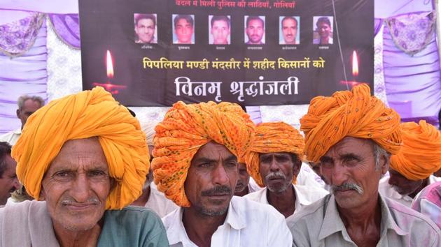 Farmers take part in a condolence meet organised for the victims of Mandsaur police firing at Unhel village in Ujjain district of Madhya Pradesh on June 13. (Mujeeb Faruqui /HT Photo)