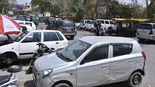 The Parking Policy for Delhi proposes to charge more for daytime parking in residential areas and for peak hours in commercial areas.(Arun Sharma/HT PHOTO) The Parking Policy for Delhi proposes to charge more for daytime parking in residential areas and for peak hours in commercial areas.(Arun Sharma/HT PHOTO)