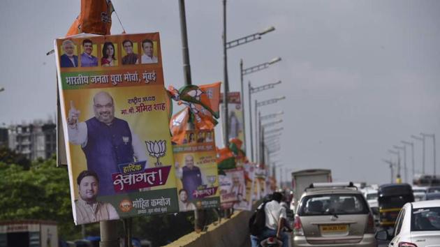 Banners welcoming Amit Shah along the Western Express highway in Mumbai.(Satish Bate)
