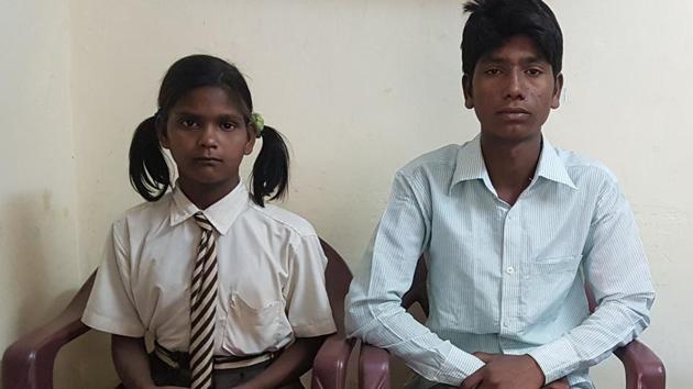Saloni and Sooraj Banjara had found Rs 96,500 at their paternal house. The money was in Rs 500 and RS 1000 notes that were demonetised by the government in November last year.(HT Photo)