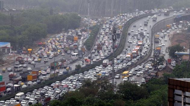 Gurgaon police and traffic officials were present on the roads in strength and tried hard to ensure smooth movement of vehicles. (HT Photo) Gurgaon police and traffic officials were present on the roads in strength and tried hard to ensure smooth movement of vehicles. (HT Photo)