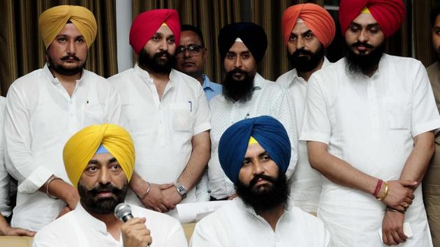Aam Aadmi Party leader Sukhpal Singh Khaira and Lok Insaaf Party leader Simranjeet Singh Bains along with other party members during a press conference in Chandigarh on Friday. (Keshav Singh/HT Photo) Aam Aadmi Party leader Sukhpal Singh Khaira and Lok Insaaf Party leader Simranjeet Singh Bains along with other party members during a press conference in Chandigarh on Friday. (Keshav Singh/HT Photo)
