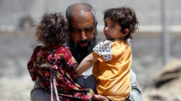 A girl looks out from the arms of a displaced resident, who fled home due to the ongoing fighting between the Iraqi forces and Islamic State militants near the Old City in western Mosul, Iraq June 13, 2017. (Reuters Photo) A girl looks out from the arms of a displaced resident, who fled home due to the ongoing fighting between the Iraqi forces and Islamic State militants near the Old City in western Mosul, Iraq June 13, 2017. (Reuters Photo)