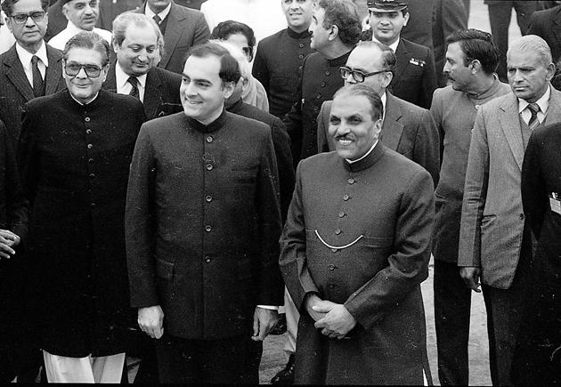 PM Rajiv Gandhi and General Zia ul Haq at Palam on 17 December, 1985 - (Sinha/HT Photo) PM Rajiv Gandhi and General Zia ul Haq at Palam on 17 December, 1985 - (Sinha/HT Photo)