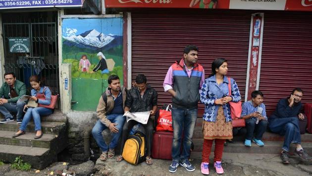 Stranded tourists wait for communication during the indefinite strike called by the Gorkha Janmukti Morcha. Tourists in the hill station have been left stranded with transport, hotels and food services affected. (Diptendu Dutta/AFP) Stranded tourists wait for communication during the indefinite strike called by the Gorkha Janmukti Morcha. Tourists in the hill station have been left stranded with transport, hotels and food services affected. (Diptendu Dutta/AFP)
