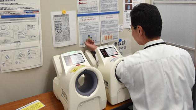 An employee of the Tokyo-based electrical equipment manufacturing company checking his blood pressure at the company's health care room. Today, as many as 28 million Japanese are believed to take part daily. (KAZUHIRO NOGI / AFP) An employee of the Tokyo-based electrical equipment manufacturing company checking his blood pressure at the company's health care room. Today, as many as 28 million Japanese are believed to take part daily. (KAZUHIRO NOGI / AFP)