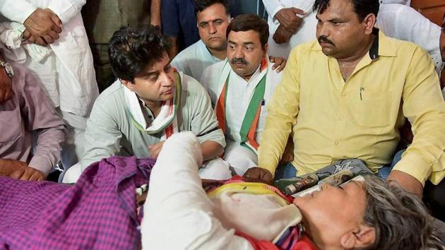 Congress MP Jyotiraditya Scindia interacts with an injured woman farmer Kamla Bai who was allegedly beaten up by police during farmers’ agitation in Phanda near Bhopal, Madhya Pradesh on Wednesday. (PTI FILE PHOTO) Congress MP Jyotiraditya Scindia interacts with an injured woman farmer Kamla Bai who was allegedly beaten up by police during farmers’ agitation in Phanda near Bhopal, Madhya Pradesh on Wednesday. (PTI FILE PHOTO)