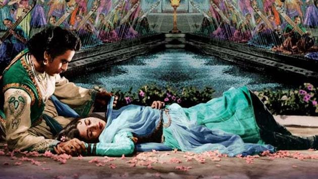 Dilip Kumar played the prince and romanced Madhubala in Mughal-E-Azam. Dilip Kumar played the prince and romanced Madhubala in Mughal-E-Azam.