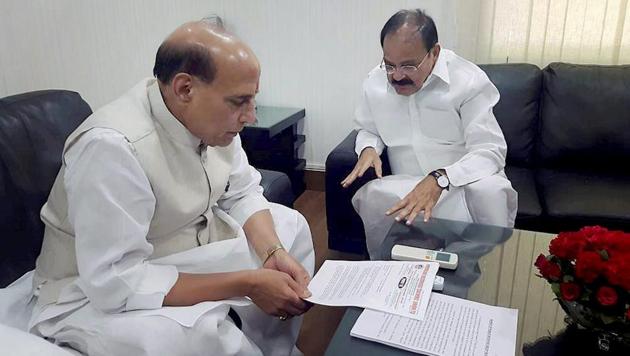 Union home minister Rajnath Singh and urban development minister M Venkaiah Naidu in a meeting in New Delhi on Wednesday.(PTI)