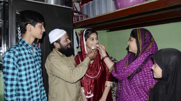 Muskan Shaikh’s interactions with her teachers has convinced her to become a teacher herself. (RAVINDRA JOSHI/HT PHOTO) Muskan Shaikh’s interactions with her teachers has convinced her to become a teacher herself. (RAVINDRA JOSHI/HT PHOTO)