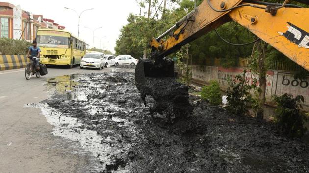Sectors 1, 2, 3, 4, 5, 6, 11, 28, 29, 12, 39, 63 and 50, among others, battle extensive waterlogging every year due to a fault in the gradient of the drainage network, the officials said.(Virendra Singh Gosain/HT PHOTO) Sectors 1, 2, 3, 4, 5, 6, 11, 28, 29, 12, 39, 63 and 50, among others, battle extensive waterlogging every year due to a fault in the gradient of the drainage network, the officials said.(Virendra Singh Gosain/HT PHOTO)