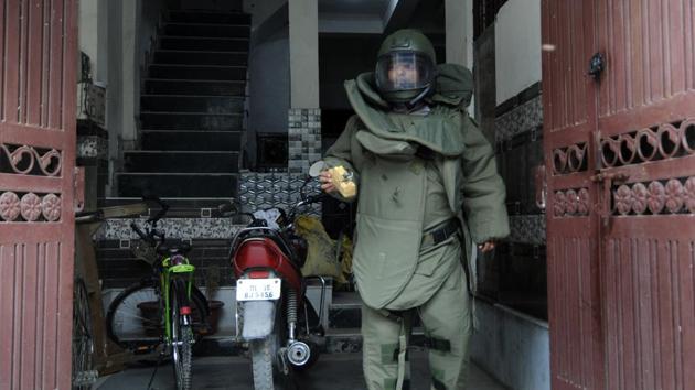 The bomb squad in action. (Sunil Ghosh/HT Photo) The bomb squad in action. (Sunil Ghosh/HT Photo)