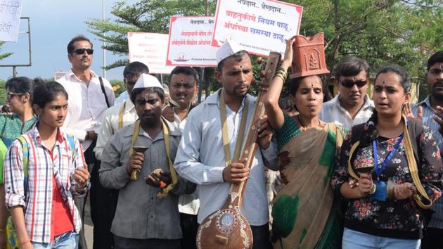 Visually challenged people from Prerna Association for the Blind join the walk. (ht photo )