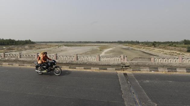 The Mallahs say that if the Yamuna flows, it will take care of all their woes. Despite money spent on rejuvenating the river, they have only seen it shrink every year. Lucrative commercial contracts from sand mining, hydro power projects, and underperforming STPs are killing the river, aquatic life and their livelihood. (Burhaan Kinu/HT PHOTO)