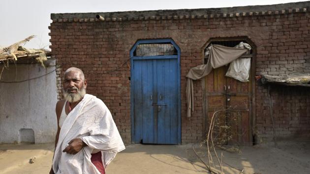 Mallahs from the affected areas of Haryana and UP migrate to Bijnor, Asifabad, Shukratal, and Laksar. The Ganga river is a lucrative alternative with the Namami Gange initiative getting a push from the government, and the religious sanctity associated with the Ganga and the Allahabad Sangam. (Burhaan Kinu/HT PHOTO)