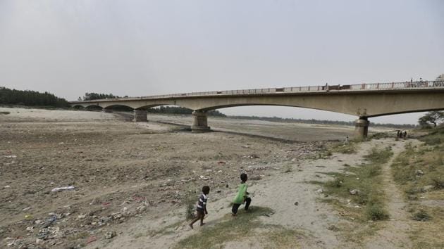 The dry Yamuna at the UP-Haryana border is home to the Mallahs, a community that earns its living by the river. The problems that arise from the shrinking Yamuna unite the Hindus and Muslims living in Kairana, a village near the border.(Burhaan Kinu/HT PHOTO)