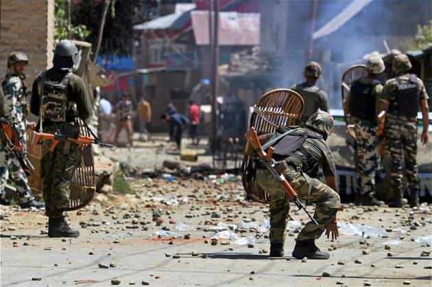 CRPF jawans chase protesters away by throwing stones at them at Arwani in South Kashmir on Friday.(PTI photo)