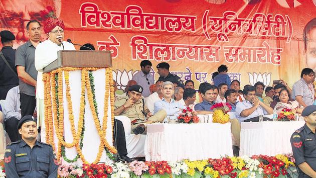 Chief minister Manohar Lal Khattar speaks at the ceremony as police commissioner Sandeep Khirwar, Gurgaon deputy commissioner Hardeep Singh, divisional commissioner D Suresh and MCG commissioner V Umashankar look on. (HT Photo) Chief minister Manohar Lal Khattar speaks at the ceremony as police commissioner Sandeep Khirwar, Gurgaon deputy commissioner Hardeep Singh, divisional commissioner D Suresh and MCG commissioner V Umashankar look on. (HT Photo)