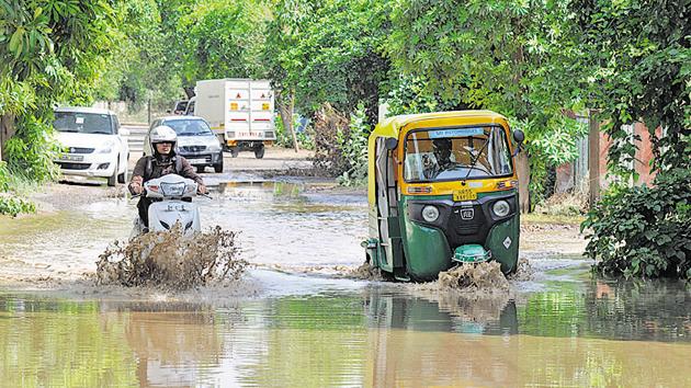 Motorists navigate a waterlogged road in Sushant Lok 1 on Friday. (Parveen Kumar/HT Photo) Motorists navigate a waterlogged road in Sushant Lok 1 on Friday. (Parveen Kumar/HT Photo)