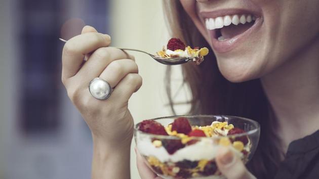 Eating smart will help keep calories away, even if it is between meals (Istock) Eating smart will help keep calories away, even if it is between meals (Istock)