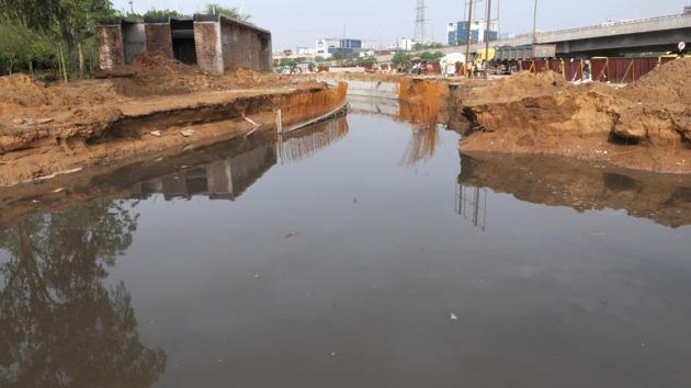 The National Highways Authority of India will install heavy-duty pumps to remove rain and sewer water from the Rajiv Chowk underpass under construction in Gurgaon. (Parveen Kumar/ HT Photo) The National Highways Authority of India will install heavy-duty pumps to remove rain and sewer water from the Rajiv Chowk underpass under construction in Gurgaon. (Parveen Kumar/ HT Photo)