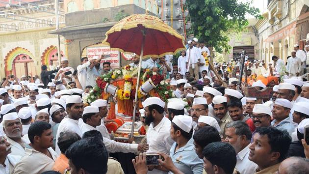 ...and the procession moves ahead. (HT PHOTO)