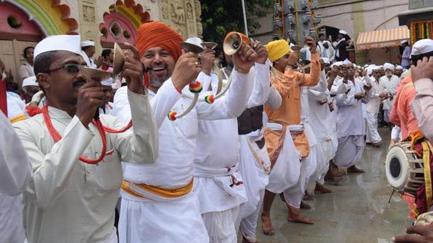 They dance to devotional songs. (HT PHOTO)