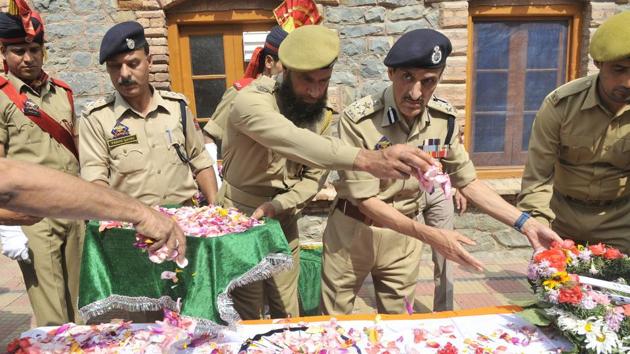 Policeman shower flower petals at the coffin containing the body of a slain policeman Tasveer Ahamad during the wreath-laying ceremony at the police headquarters of Srinagar,India, 17 June 2017. (HT Photo/Waseem Andrabi) Policeman shower flower petals at the coffin containing the body of a slain policeman Tasveer Ahamad during the wreath-laying ceremony at the police headquarters of Srinagar,India, 17 June 2017. (HT Photo/Waseem Andrabi)